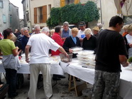 Un self bien organisé sur la place du village